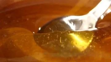 ملعقة عسل قبل النوم تُحدث تأثيرات مذهلة على جسمك.. جربها الآن!