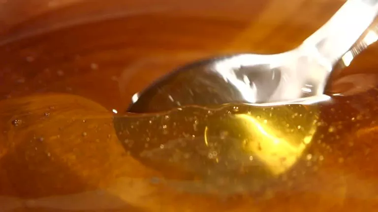 ملعقة عسل قبل النوم تُحدث تأثيرات مذهلة على جسمك.. جربها الآن!