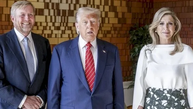 ملكة هولندا تجذب الأنظار في قمة لاهاي بفضل تعليقاتها الساخرة عن ترامب (فيديو) ملكة هولندا تجذب الأنظار في قمة لاهاي بفضل تعليقاتها الساخرة عن ترامب (فيديو)
