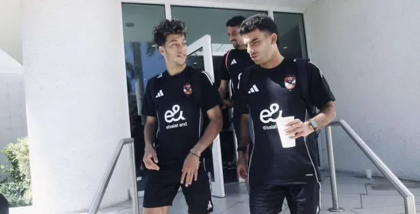 ممر تكريمي من لاعبي الأهلي لزيزو في أول تدريب له تحضيراً لمباراة ميامي ممر تكريمي من لاعبي الأهلي لزيزو في أول تدريب له تحضيراً لمباراة ميامي