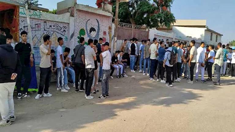 من القرية إلى لجنة الامتحانات: معاناة طالب في خضم زحام المواصلات والضغط النفسي من القرية إلى لجنة الامتحانات: معاناة طالب في خضم زحام المواصلات والضغط النفسي