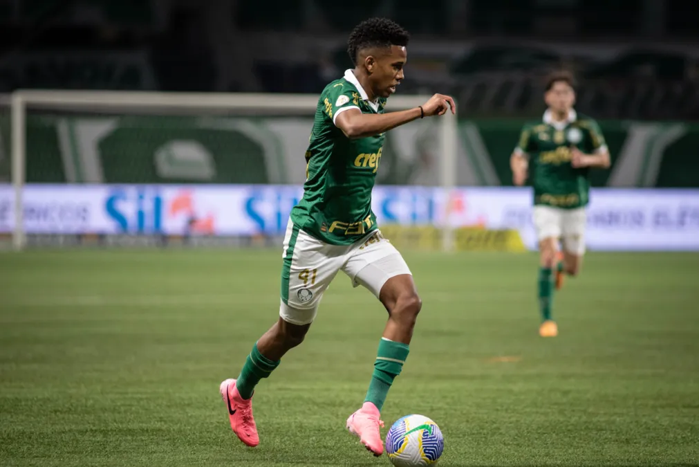 Com volta de Estêvão, Palmeiras encara o Botafogo pela Libertadores
