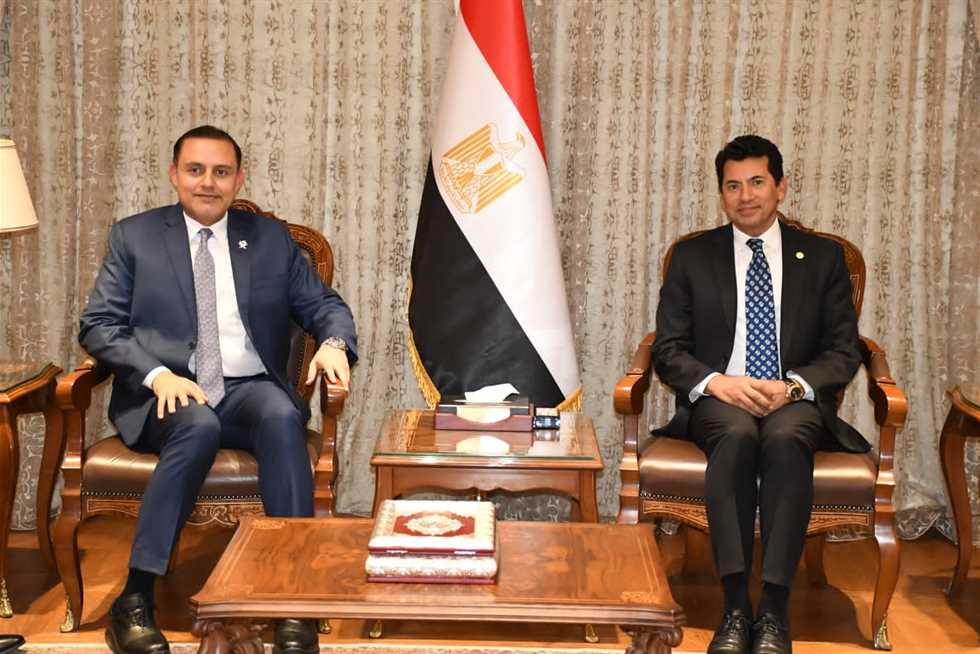 مناقشة تجربة كأس العالم في قطر مع السفير القطري على طاولة وزير الرياضة مناقشة تجربة كأس العالم في قطر مع السفير القطري على طاولة وزير الرياضة