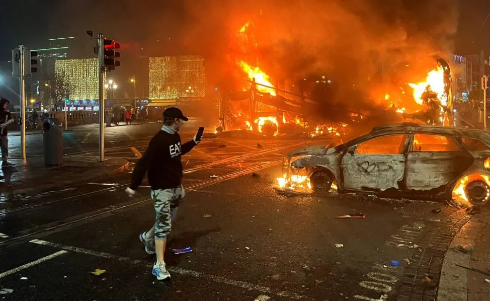 حرق منزلين في أيرلندا الشمالية خلال مظاهرات ضد المهاجرين