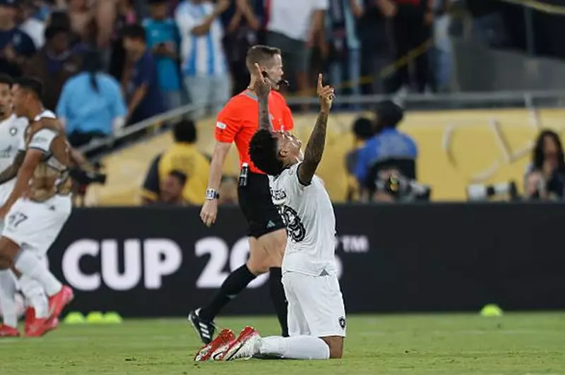 مهاجم بوتافوجو: شعرت وكأنني في حلم أثناء الاحتفال بتسجيل هدفي ضد باريس سان جيرمان مهاجم بوتافوجو: شعرت وكأنني في حلم أثناء الاحتفال بتسجيل هدفي ضد باريس سان جيرمان