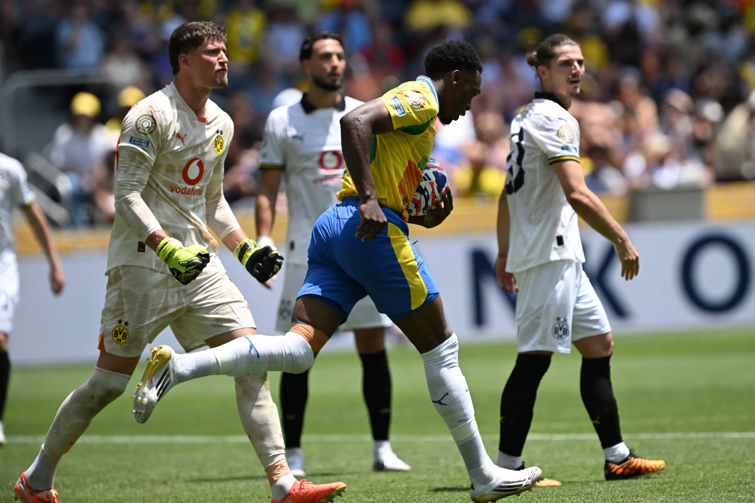 مهرجان الأهداف في كأس العالم للأندية: بوروسيا دورتموند يتغلب على صن داونز 4-3 ويتصدر مجموعته مهرجان الأهداف في كأس العالم للأندية: بوروسيا دورتموند يتغلب على صن داونز 4-3 ويتصدر مجموعته