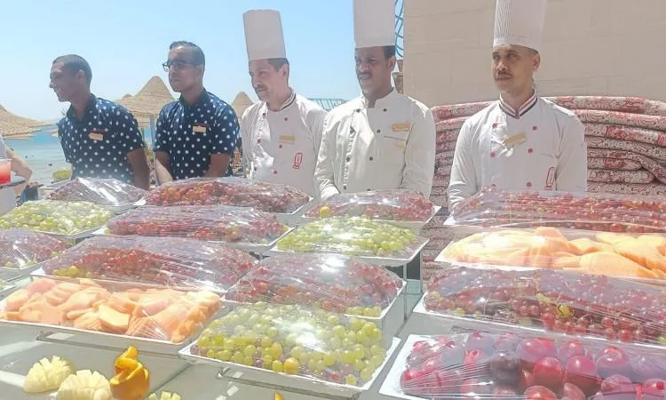 مهرجان العنب على سواحل الغردقة احتفالًا باليوم الثالث من عيد الأضحى مهرجان العنب على سواحل الغردقة احتفالًا باليوم الثالث من عيد الأضحى