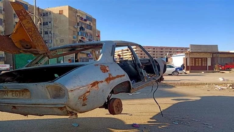 مهملة ومتهالكة في الشوارع.. إزالة 40 سيارة ودراجة نارية من القاهرة والجيزة مهملة ومتهالكة في الشوارع.. إزالة 40 سيارة ودراجة نارية من القاهرة والجيزة