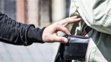 موظف في شركة ذات سمعة عالية يقوم بالسرقة لتمويل سفراته المترفة.