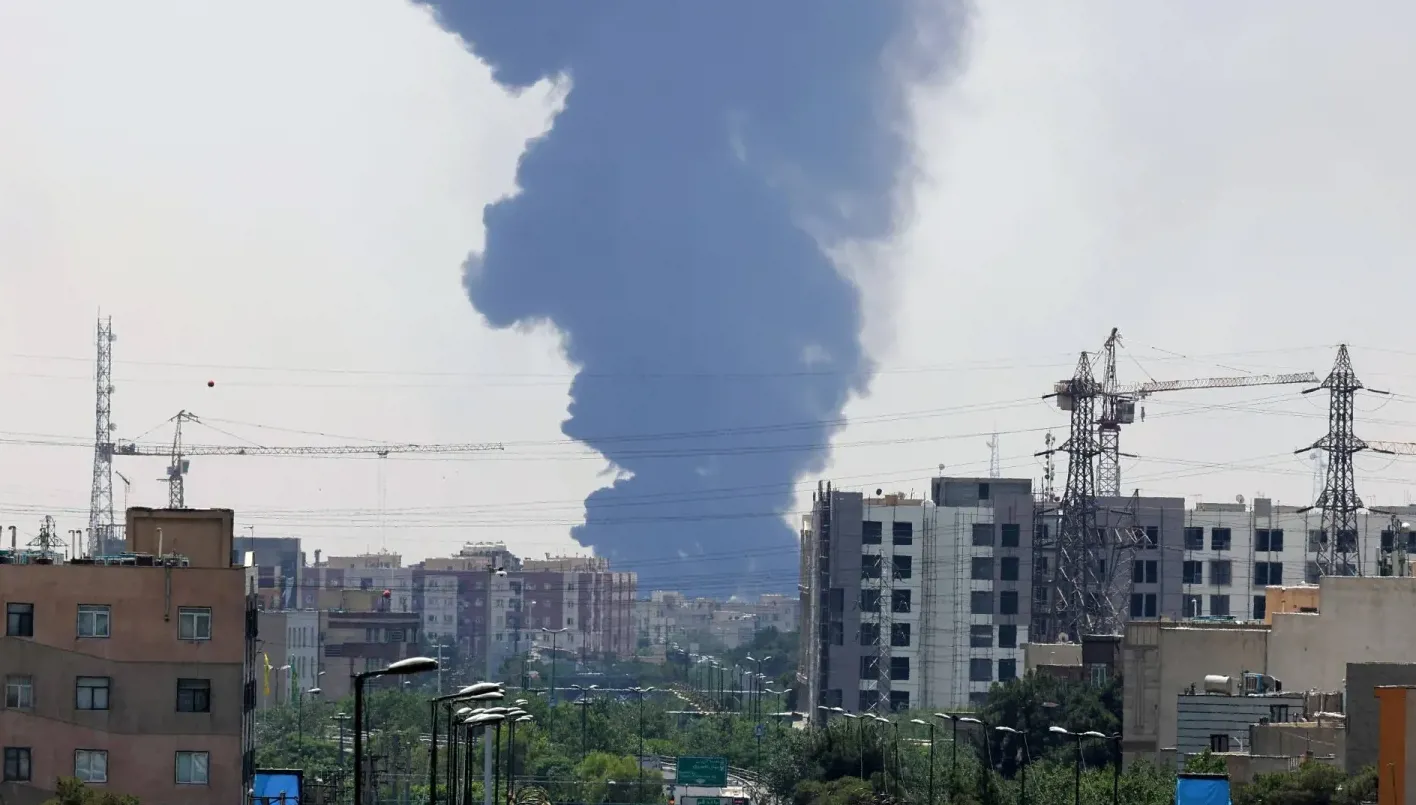 موظفون يتعرضون للإصابة جراء قصف إسرائيلي استهدف مبنى وزارة الخارجية الإيرانية موظفون يتعرضون للإصابة جراء قصف إسرائيلي استهدف مبنى وزارة الخارجية الإيرانية