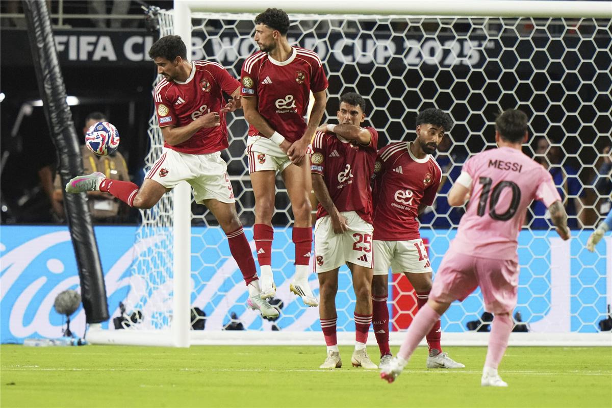 ميسي ينتظر عودة شريكه في مواجهة بورتو بكأس العالم للأندية لتفادي تكرار ما حدث أمام الأهلي. ميسي ينتظر عودة شريكه في مواجهة بورتو بكأس العالم للأندية لتفادي تكرار ما حدث أمام الأهلي.