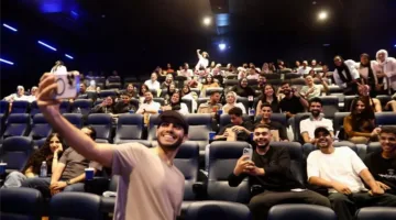 مينا مسعود يتفاجئ جمهوره بحضوره عرض فيلمه “في عز الضهر” في دور السينما بالقاهرة