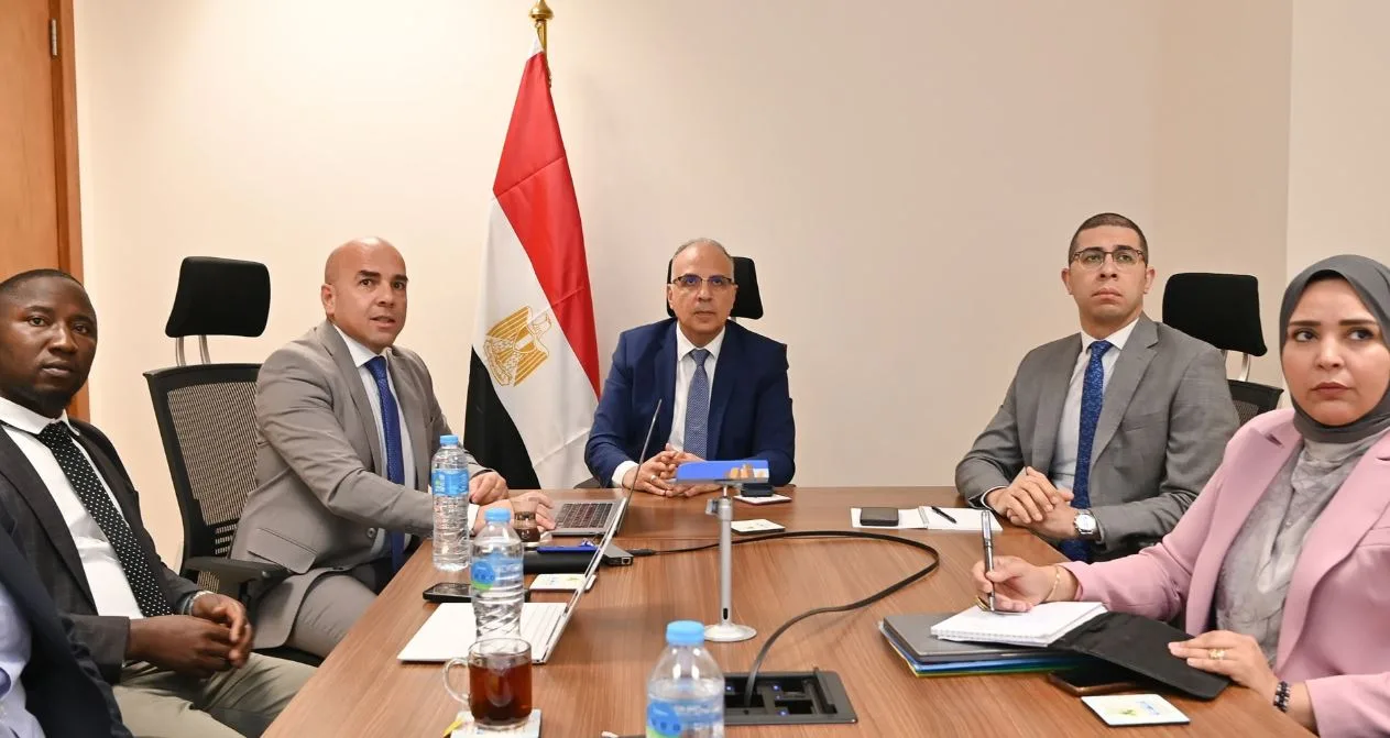 وزير الري يتباحث مع فريق بحثي من الجامعة الأمريكية حول فرص التعاون في مجال زيادة الإنتاج الغذائي.