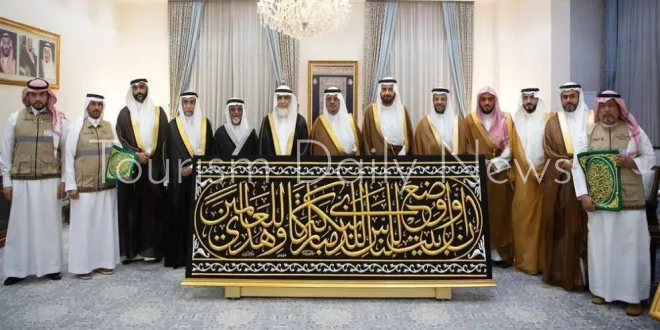 نائب أمير منطقة مكة يوزع كسوة الكعبة المشرفة على القائمين على بيت الله الحرام. نائب أمير منطقة مكة يوزع كسوة الكعبة المشرفة على القائمين على بيت الله الحرام.