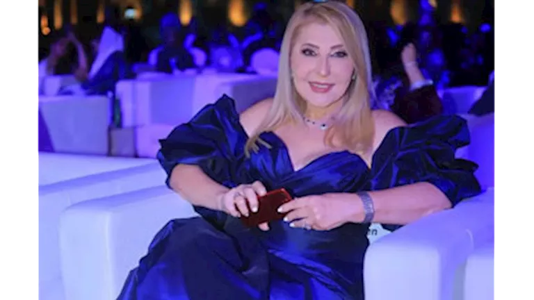 نادية الجندي تتألق بأناقة في أحدث إطلالة لها بفستان أزرق