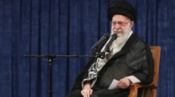 “نرفض الاستسلام للتهديد” .. خامنئي ينبه من التداعيات المحتملة لهجوم أميركي.