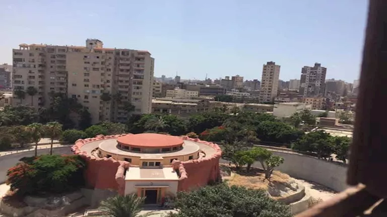 “نسناس مون وأسود” يرحب بالزوار المحتفلين بالعيد في حديقة حيوان الإسكندرية