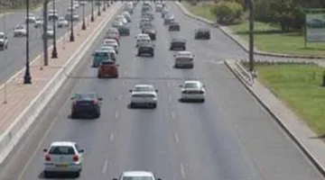 نشرة المرور: سير حركة منتظم في معظم محاور القاهرة مع كثافات في الطريق الدائري.
