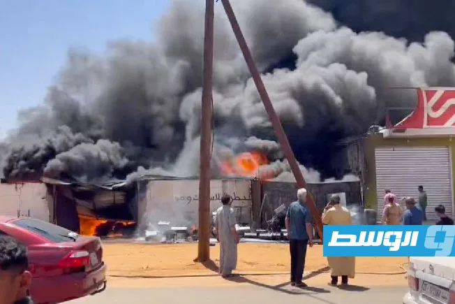 نشوب حريق في متاجر بلاستيكية على طريق البيان بالكفرة نشوب حريق في متاجر بلاستيكية على طريق البيان بالكفرة