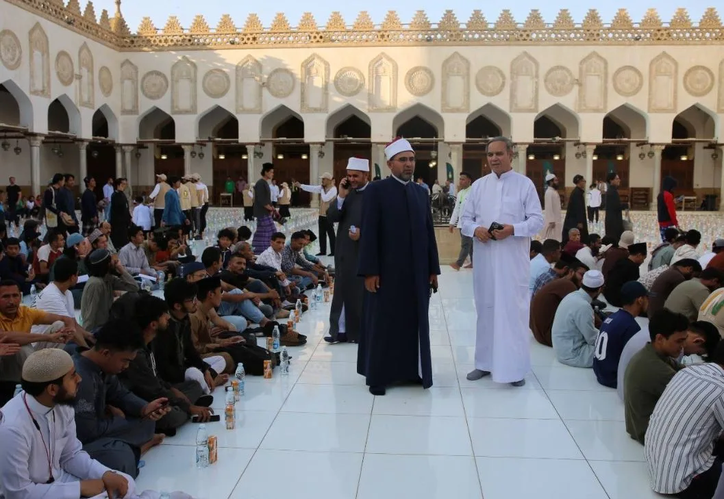 الأزهر الشريف يقيم إفطاراً للطلاب الأجانب في يوم عرفة الأزهر الشريف يقيم إفطاراً للطلاب الأجانب في يوم عرفة