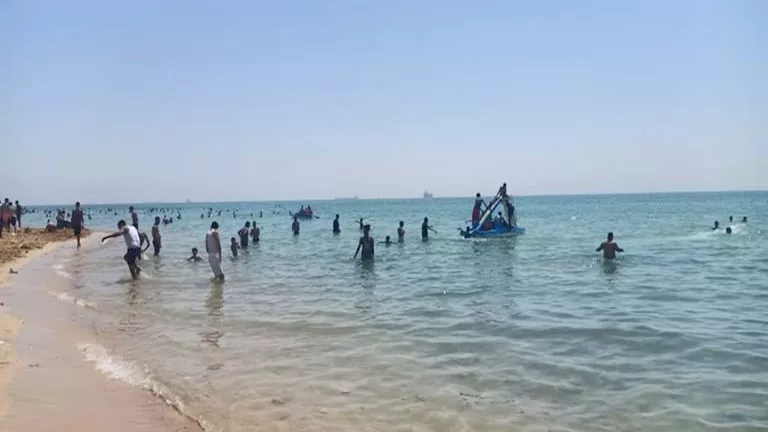 نهاية العيد: شوارع السويس تمر بهدوء بينما تزدحم الشواطئ والفنادق بالزائرين