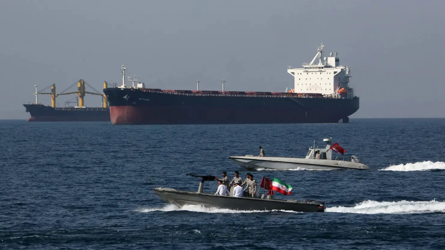 نواب إيرانيون يهددون بإغلاق مضيق هرمز في حال حدوث تدخل عسكري أمريكي نواب إيرانيون يهددون بإغلاق مضيق هرمز في حال حدوث تدخل عسكري أمريكي