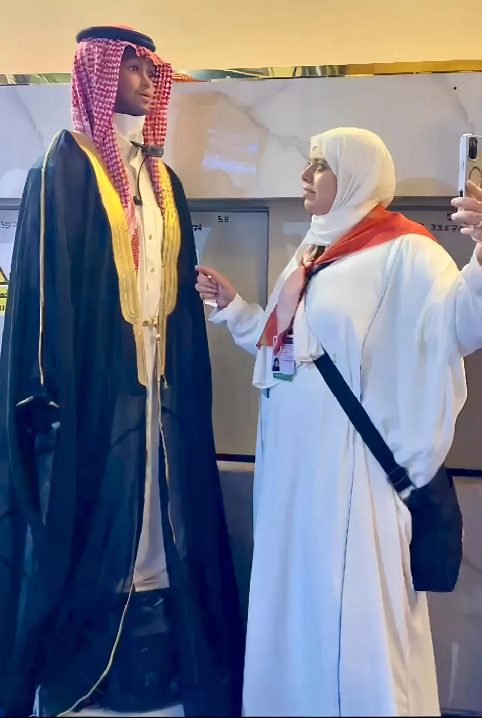 “نواف ونورة”: روبوتات ذكية تستقبل ضيوف الـ5 نجوم في مشعر منى “نواف ونورة”: روبوتات ذكية تستقبل ضيوف الـ5 نجوم في مشعر منى
