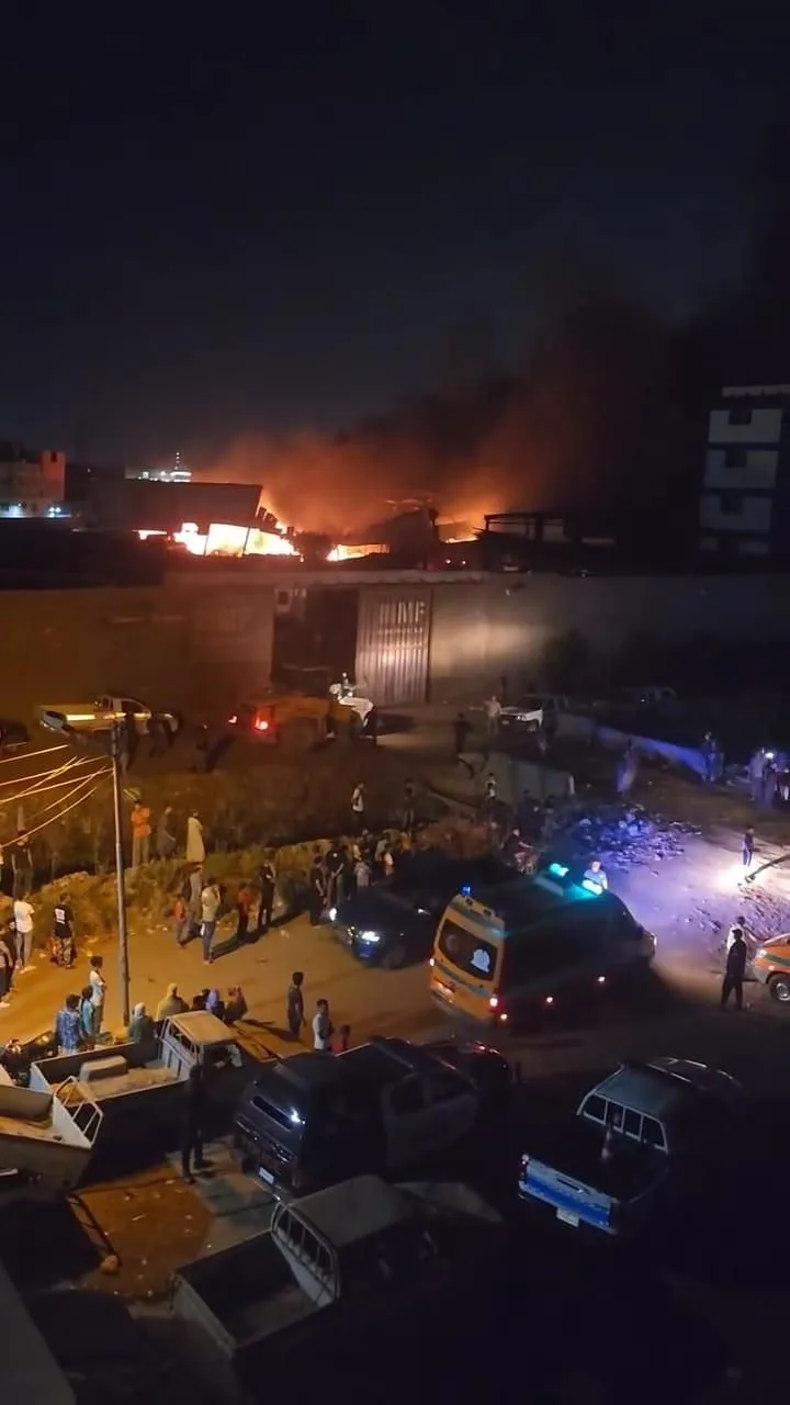 نيران هائلة تندلع في مستودع مصنع الحديد بالقليوبية والفرق تتدخل بـ15 سيارة إطفاء نيران هائلة تندلع في مستودع مصنع الحديد بالقليوبية والفرق تتدخل بـ15 سيارة إطفاء