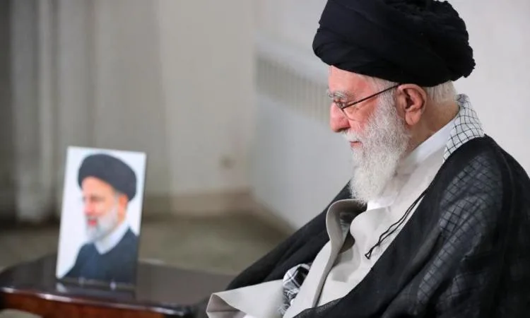 نيويورك تايمز: “خامنئي” مختبئ في مكان سري والتواصل معه عبر رسائل مكتوبة نيويورك تايمز: “خامنئي” مختبئ في مكان سري والتواصل معه عبر رسائل مكتوبة