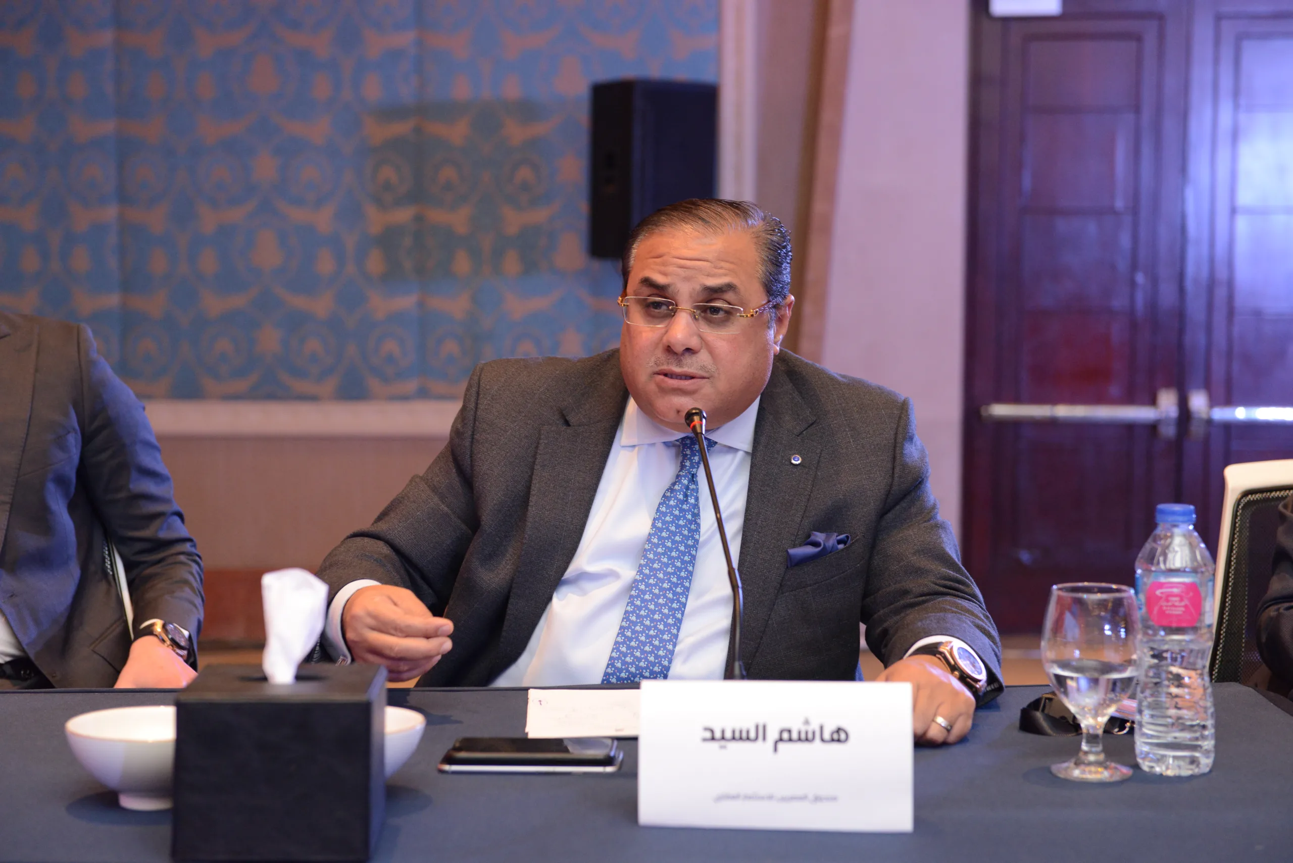 هاشم السيد يحصد مقعد الشركات المدرجة في مجلس إدارة البورصة بفارق 3 أصوات عن منافسيه. هاشم السيد يحصد مقعد الشركات المدرجة في مجلس إدارة البورصة بفارق 3 أصوات عن منافسيه.