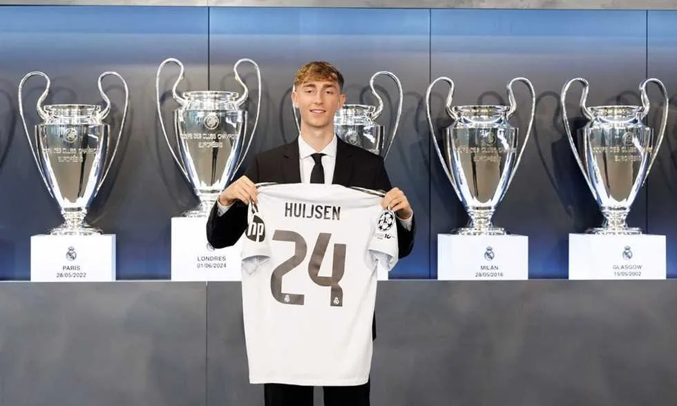 هاوسن: أستطيع التكيف مع أسلوب تشابي ألونسو.. والانضمام إلى ريال مدريد هو حلم لي هاوسن: أستطيع التكيف مع أسلوب تشابي ألونسو.. والانضمام إلى ريال مدريد هو حلم لي