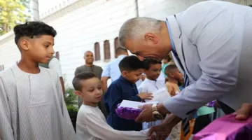 هدايا ورسالة من الرئيس: محافظ أسوان يسعد الأطفال بمناسبة العيد