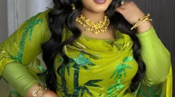 شاهد الفيديو: الفنانة هدى عربي تتألق بجمالها وتتراقص أمام “المرآة” على نغمة أغنية الكابلي، وجمهورها يردد: (سلطانة لي أي وهمانة).