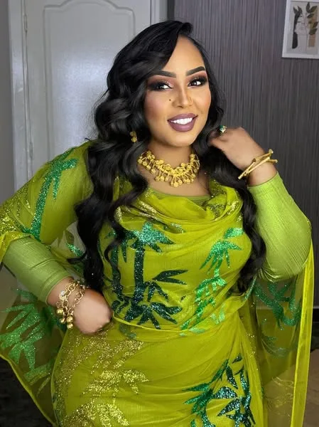 شاهد الفيديو: الفنانة هدى عربي تتألق بجمالها وتتراقص أمام “المرآة” على نغمة أغنية الكابلي، وجمهورها يردد: (سلطانة لي أي وهمانة).
