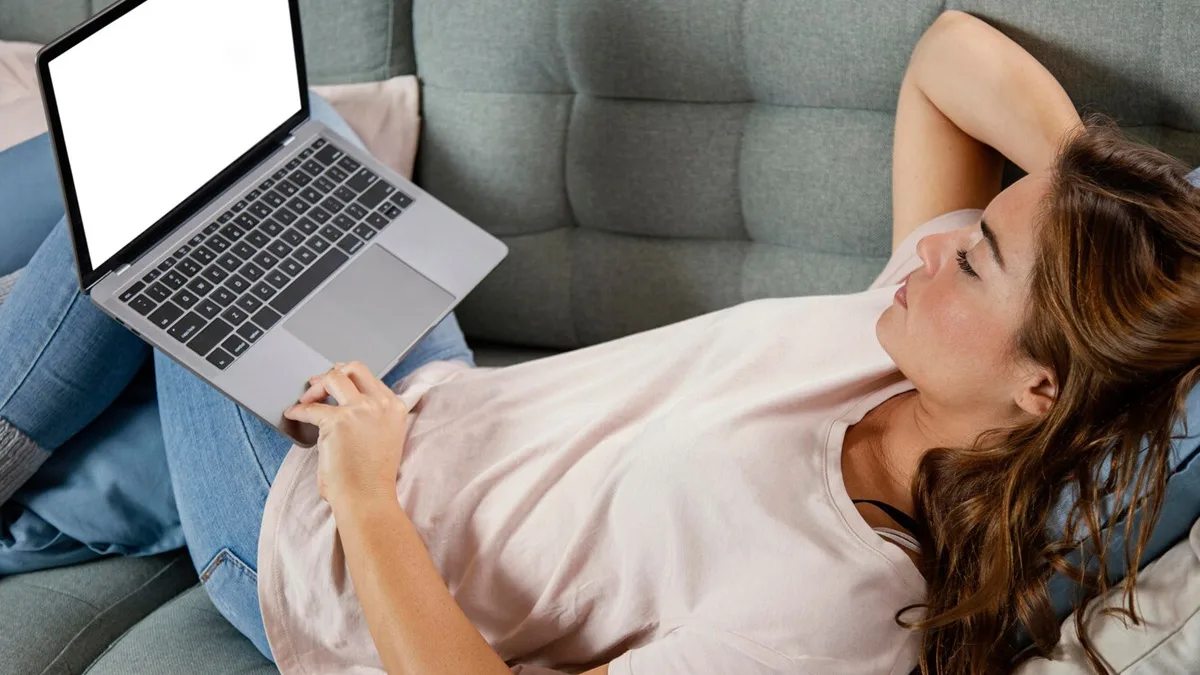 هل تستخدم اللاب توب على بطنك؟… انتبه لهذه المخاطر الصحية