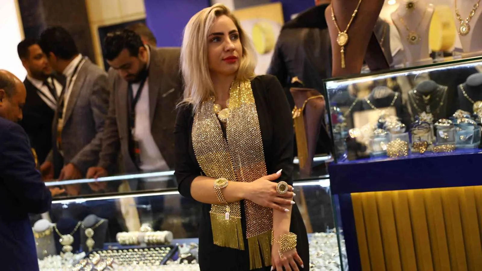 هل تعرض “الحربين” للخسارة؟.. الذهب ينخفض دون 3300 دولار لأول مرة في شهر هل تعرض “الحربين” للخسارة؟.. الذهب ينخفض دون 3300 دولار لأول مرة في شهر