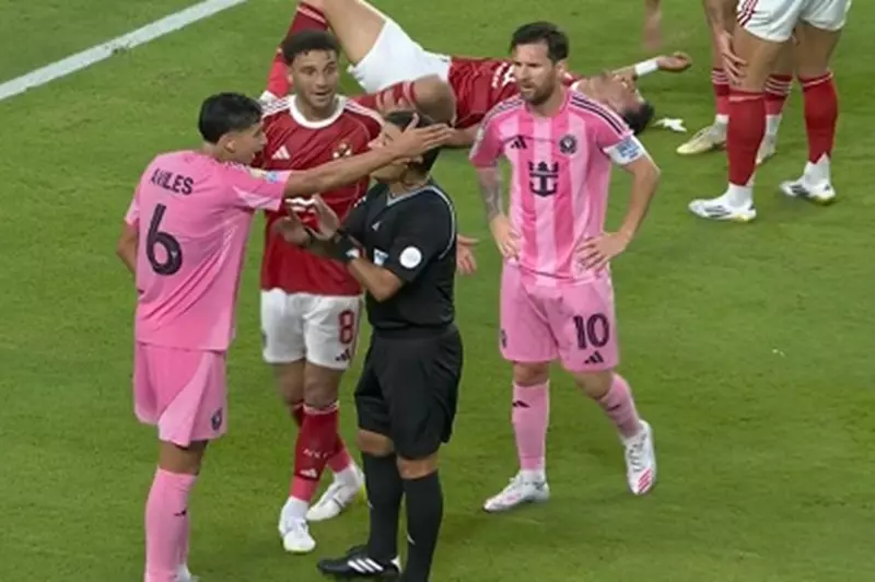 هل كان طرد لاعب إنتر ميامي أمام الأهلي مبررا بعد عرقلته المتهورة لتريزيجيه؟ (صور)