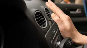 هل لاحظت نفحات غير مريحة من مكيف السيارة؟ اكتشف الأسباب المحتملة.