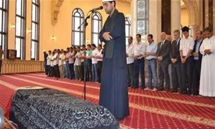 هل يُسمح بأداء صلاة الجنازة بالتزامن مع صلاة الفرض؟