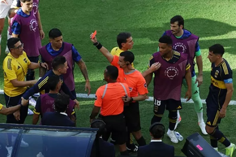 هيريرا يسبب متاعب لبوكا جونيورز بعد محاولته الاعتداء على الحكم خلال مباراة بنفيكا هيريرا يسبب متاعب لبوكا جونيورز بعد محاولته الاعتداء على الحكم خلال مباراة بنفيكا