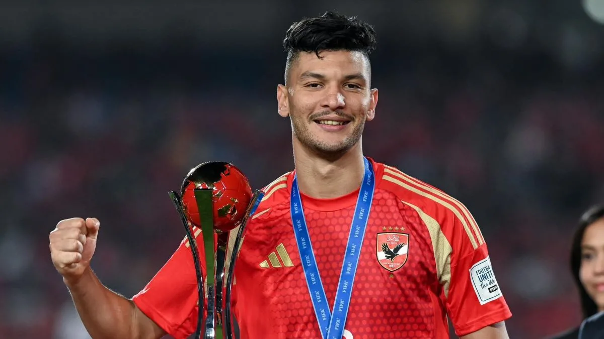 والد أشرف داري ينتقد الإعلام المغربي بعد شائعات مغادرة اللاعب الأهلي والد أشرف داري ينتقد الإعلام المغربي بعد شائعات مغادرة اللاعب الأهلي