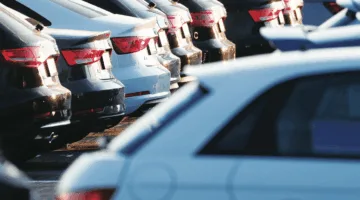 وزارة الاقتصاد والمالية تُطلق نظامًا إلكترونيًا لمراقبة سيارات الدولة بهدف تقليل الهدر المالي