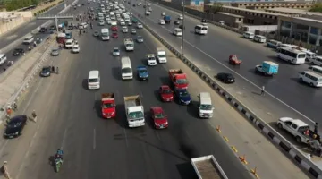 «وزارة النقل» تدعو السائقين إلى تجنب استخدام المسار المخصص للأتوبيس الترددي لحماية الأرواح والمركبات.