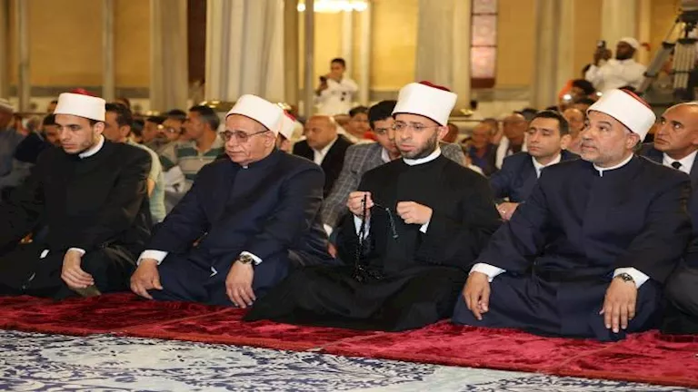 وزير الأوقاف يترأس صلاة الجمعة في مسجد الإمام الحسين بالقاهرة وزير الأوقاف يترأس صلاة الجمعة في مسجد الإمام الحسين بالقاهرة