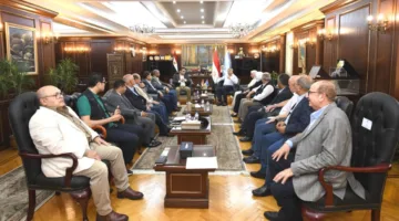 وزير الإسكان ومحافظ الإسكندرية يعقدان لقاءً لمراجعة قضايا العمل والمشروعات المشتركة