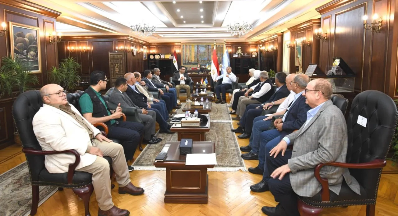 وزير الإسكان ومحافظ الإسكندرية يعقدان لقاءً لمراجعة قضايا العمل والمشروعات المشتركة