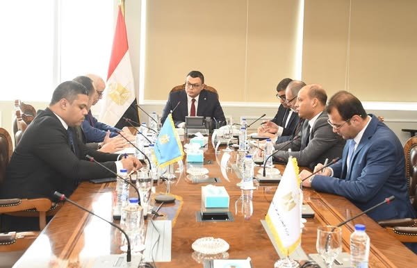 وزير الإسكان يجتمع بممثل شركة استادات للاستثمار الرياضي لبحث أوجه التعاون المشتركة وزير الإسكان يجتمع بممثل شركة استادات للاستثمار الرياضي لبحث أوجه التعاون المشتركة