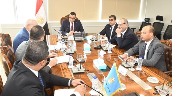 وزير الإسكان يجتمع بممثل شركة استادات للاستثمار الرياضي لبحث فرص التعاون المشترك وزير الإسكان يجتمع بممثل شركة استادات للاستثمار الرياضي لبحث فرص التعاون المشترك
