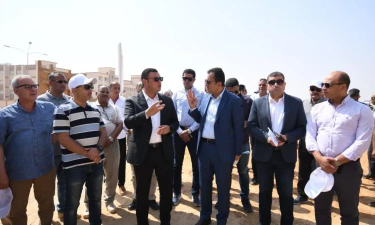وزير الإسكان يزور الطرق والمحاور ومشروع الإسكان “ديارنا” في مدينة العاشر من رمضان