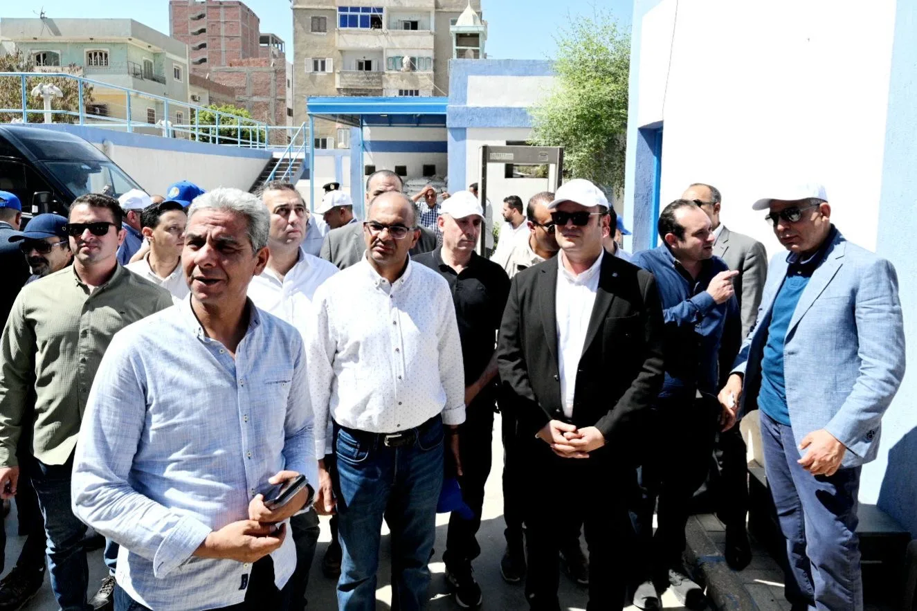 وزير الإسكان يزور مشاريع مياه الشرب في مدينة العدوة بالمنيا